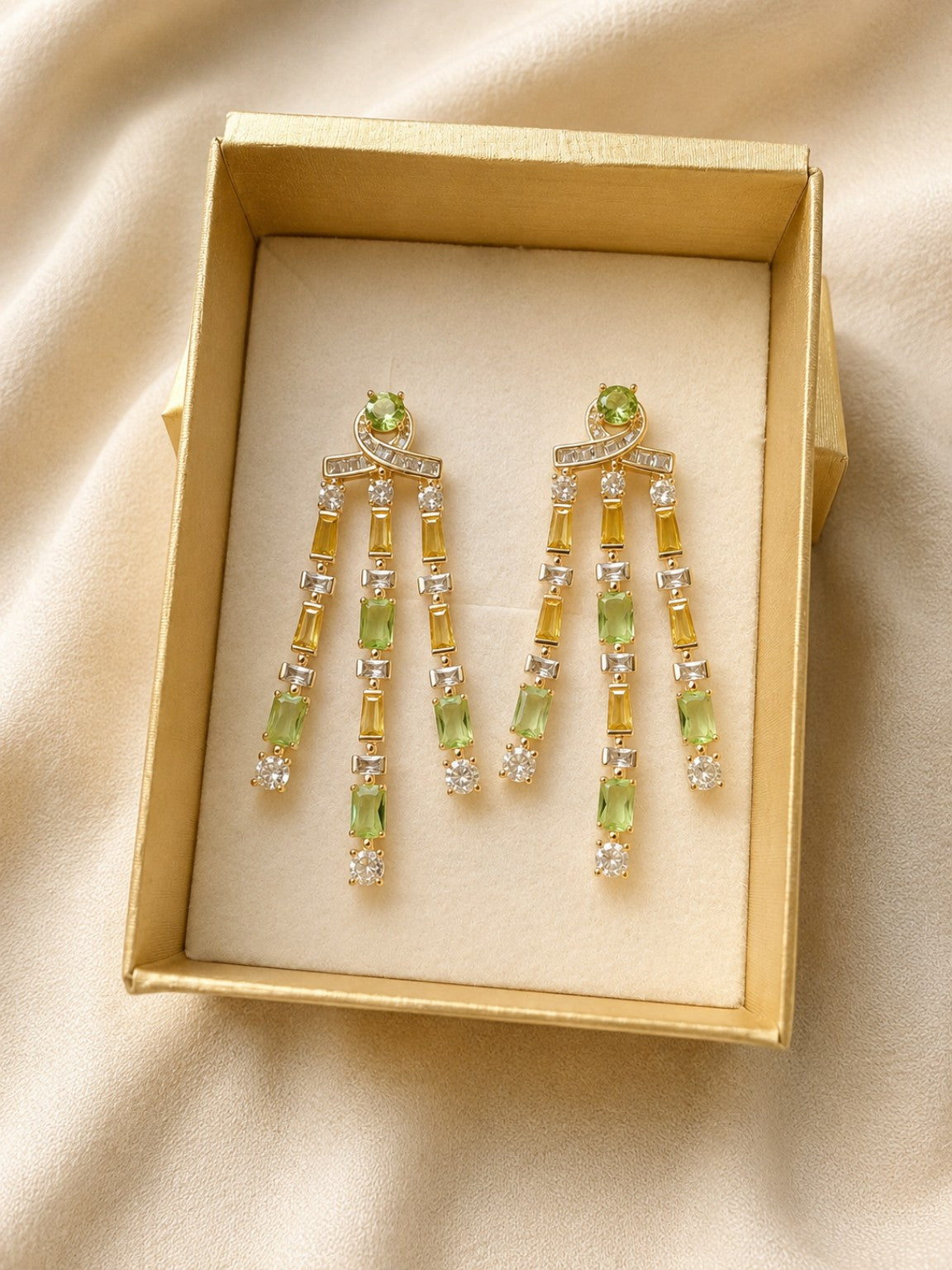 Orecchini Chandelier Venere con Cristalli CZ Verde Peridoto e Zirconi Bianchi