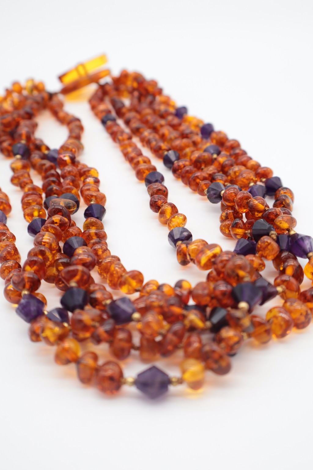 Collana Multifilo in Ambra Baltica Naturale con Elementi Viola Sfaccettati