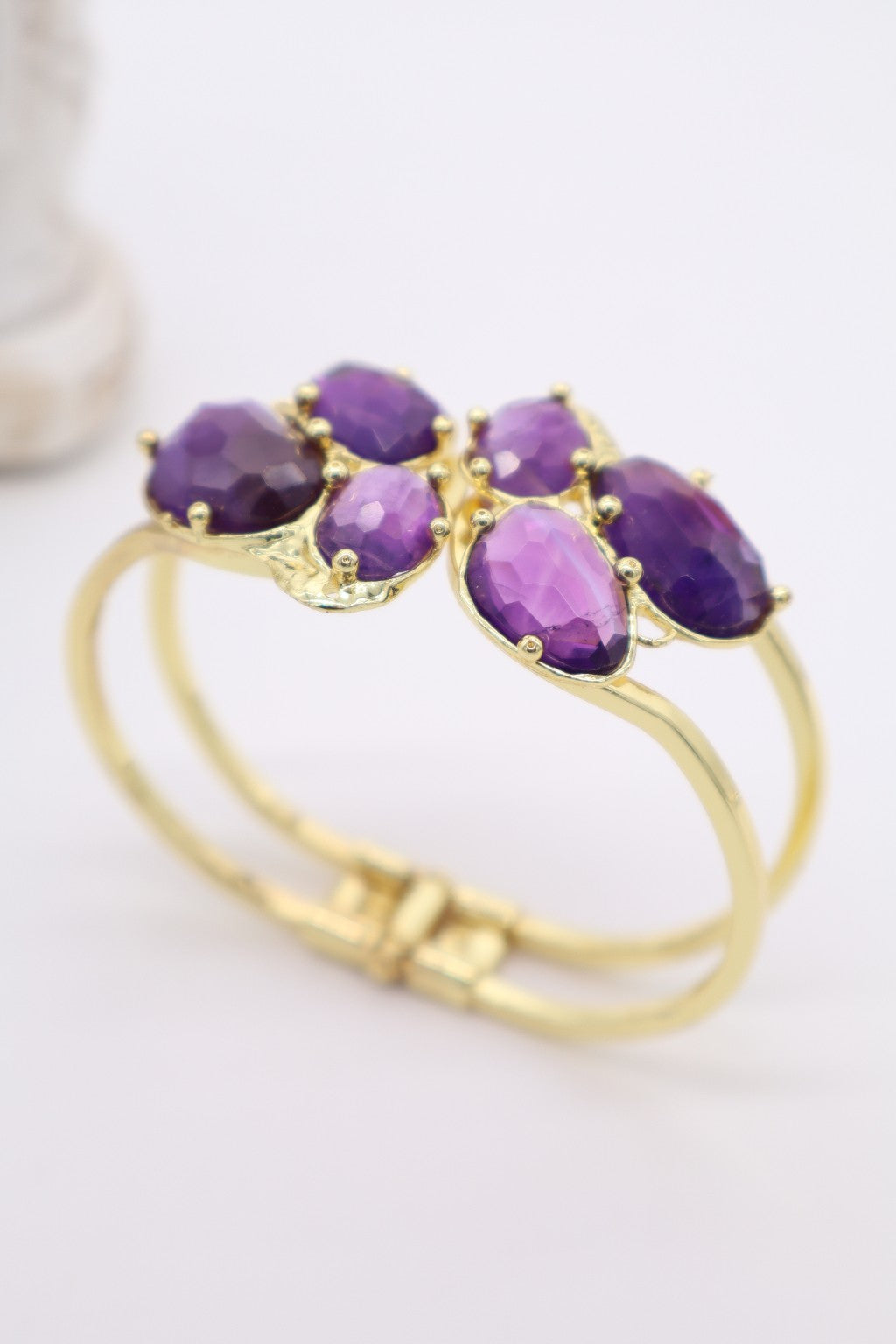 Bracciale Rigido in Bronzo Dorato con Ametiste Sfaccettate