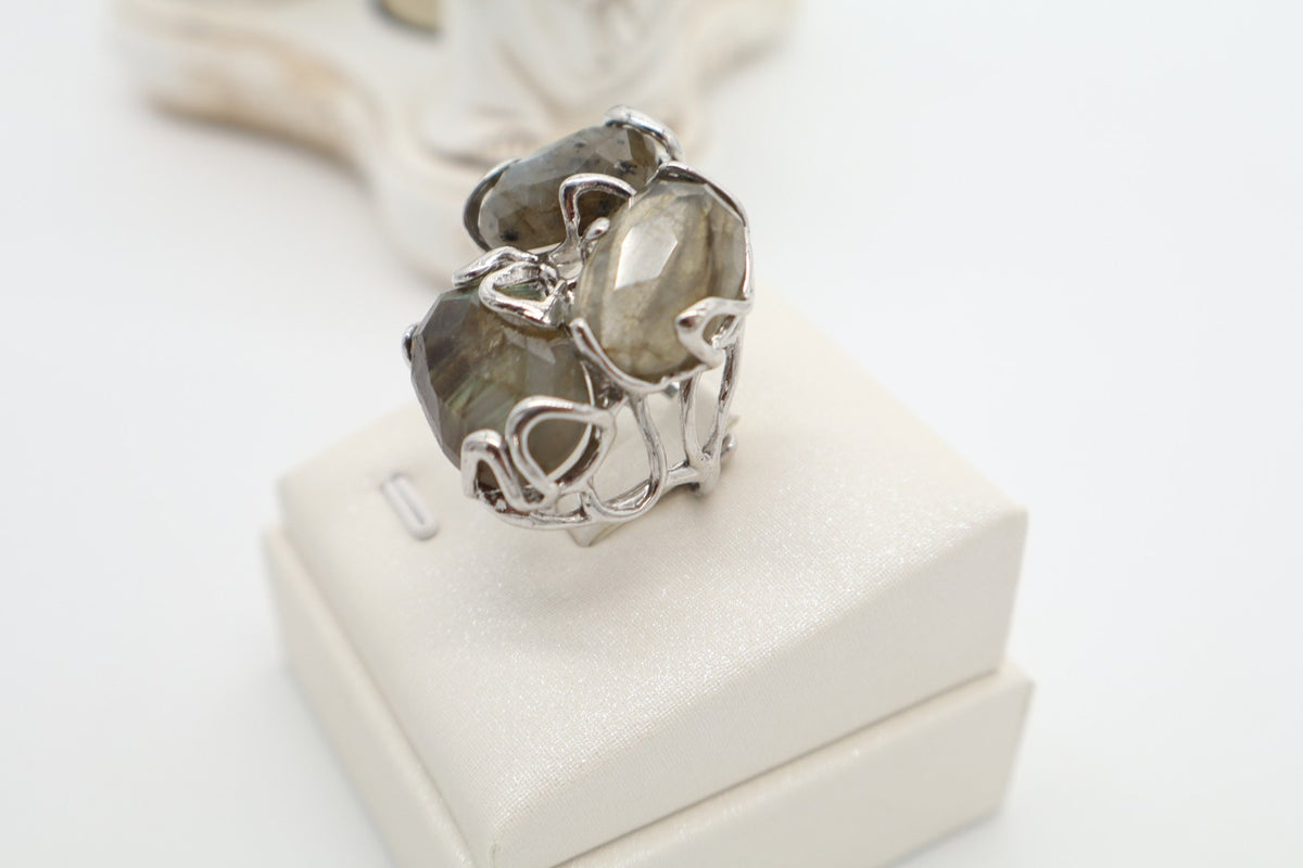Anello cocktail scultoreo in bronzo rodiato con labradorite grigia