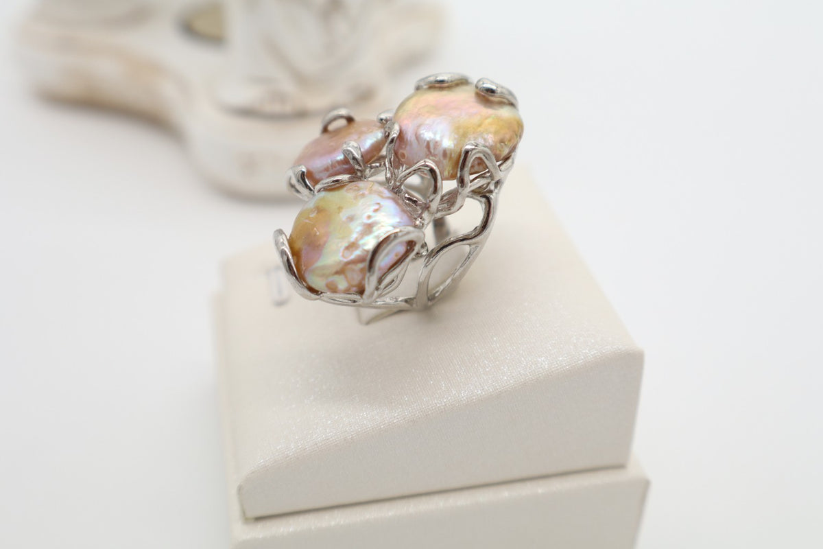 Anello cocktail scultoreo in bronzo rodiato con perle scaramazze