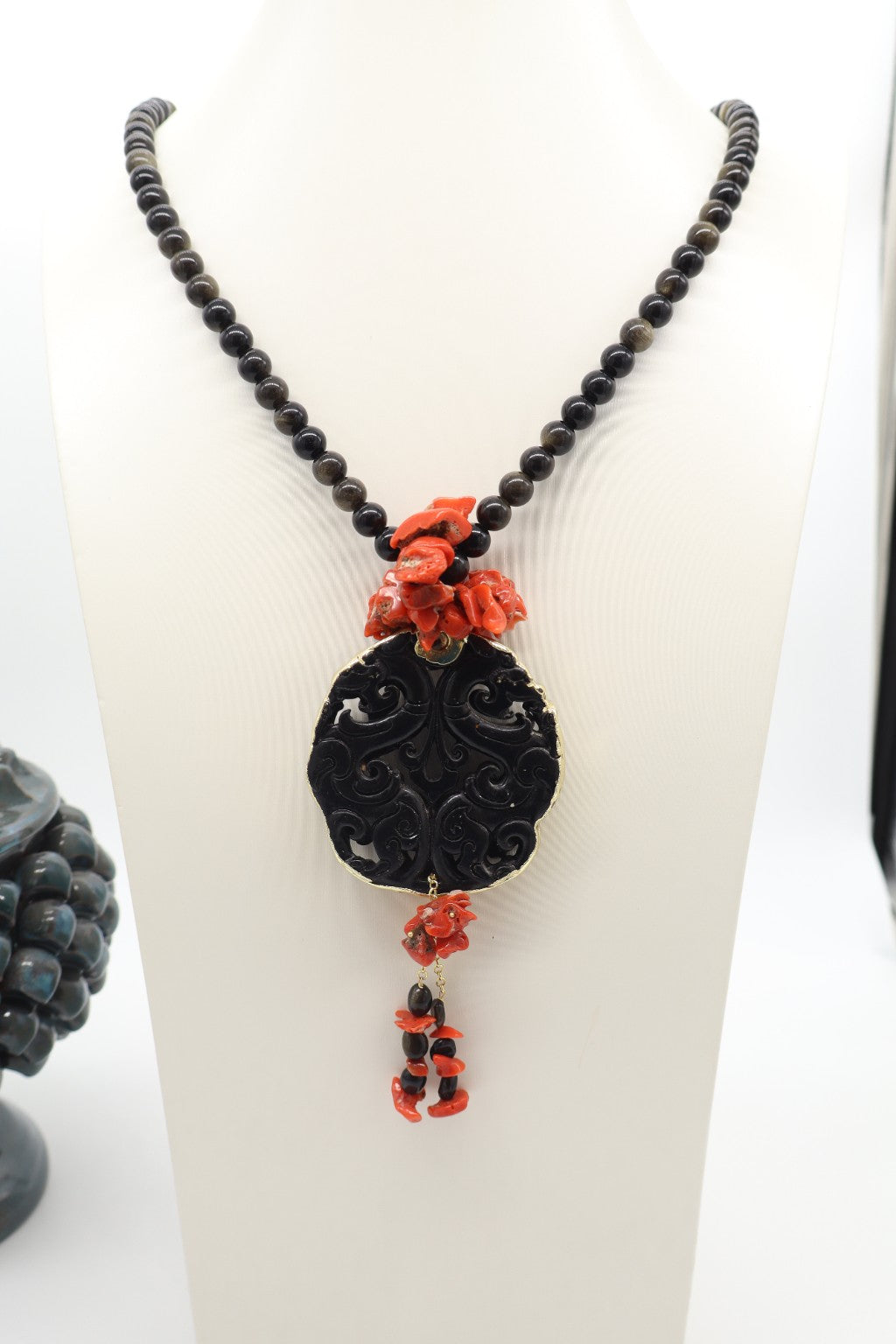 Collana in Ossidiana Nera Dorata e Corallo Rosso con Grande Pendaglio Lavorato