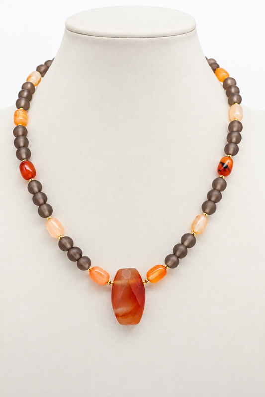 Collana elegante in agata grigia e corniola, gioiello con pietre naturali e sfumature calde.