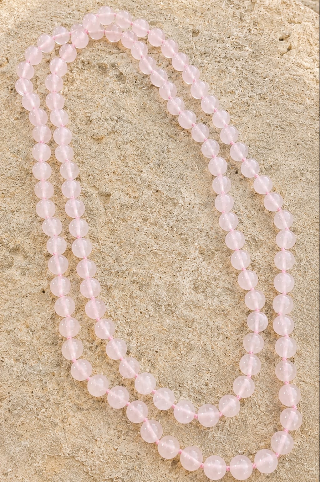 Collana Lunga in Quarzo Rosa Naturale 120 cm – Pietre Sferiche da 10 mm Annodate a Mano