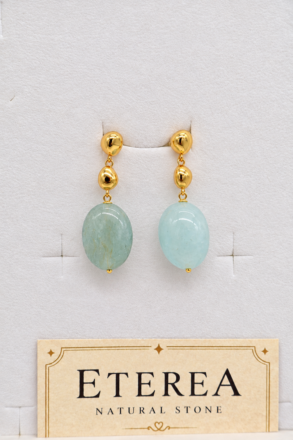 Orecchini pendenti con acquamarina naturale a oliva, due elementi decorativi effetto pepita e montatura in argento 925 dorato con chiusura a farfallina