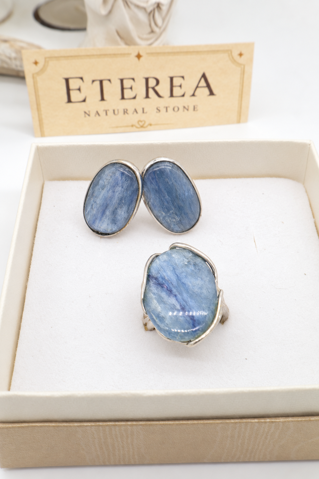 Orecchini ovali in cianite blu naturale cabochon liscio e argento 925 con chiusura a perno a scatto, 25 × 15 mm.
