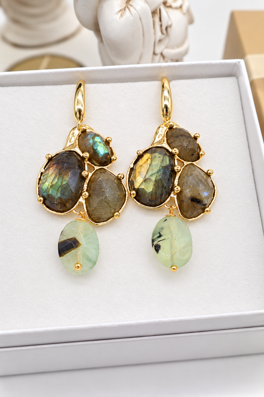 Orecchini a grappolo in Labradorite e Prehnite con pietre naturali sfaccettate e montatura in bronzo dorato nickel free