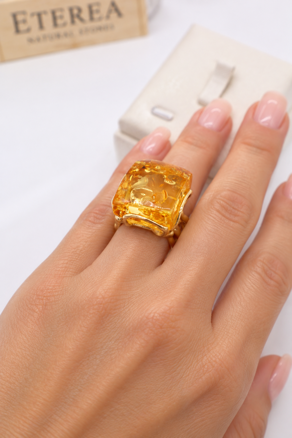 Anello Prestige in ambra naturale color citrino con cabochon rettangolare e montatura in argento 925 dorato