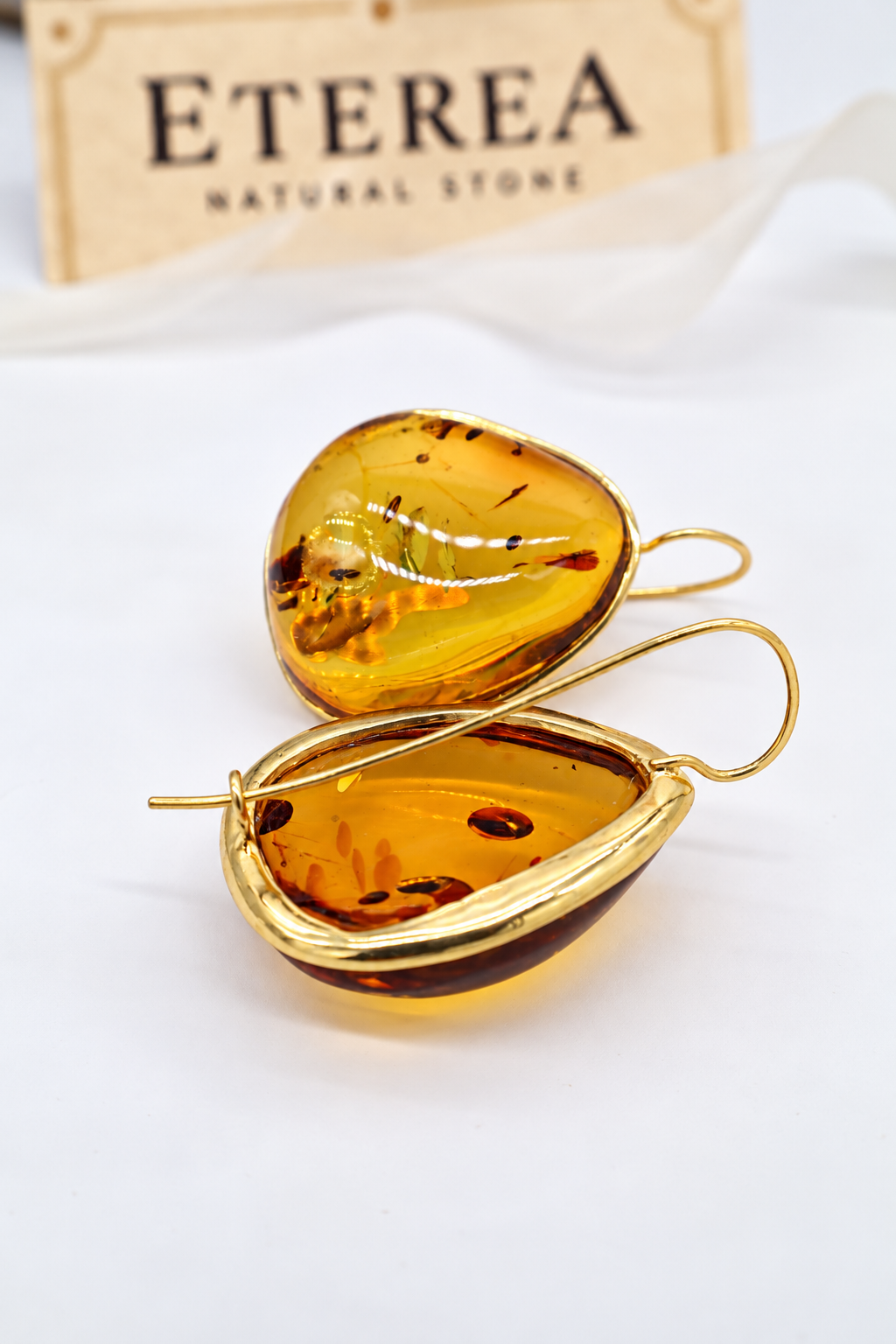 Orecchini a goccia in ambra baltica cognac naturale con inclusioni, montatura in argento 925 dorato e monachella alla francese