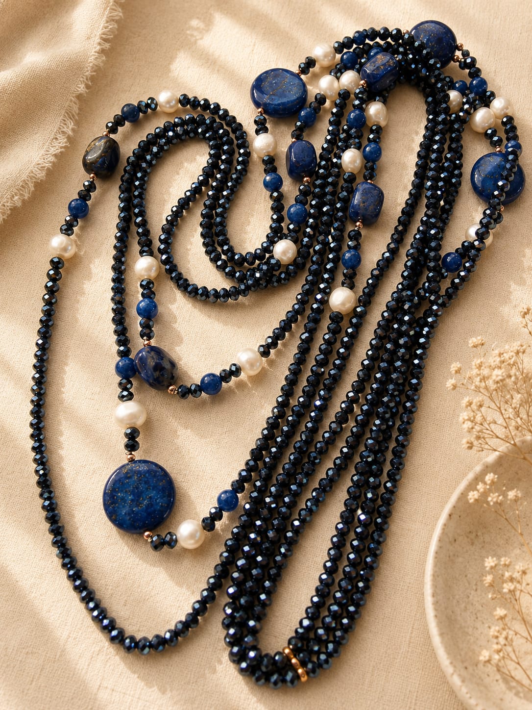 Collana lunga a tre fili cristalli sfaccettati , perle di fiume e lapislazzuli
