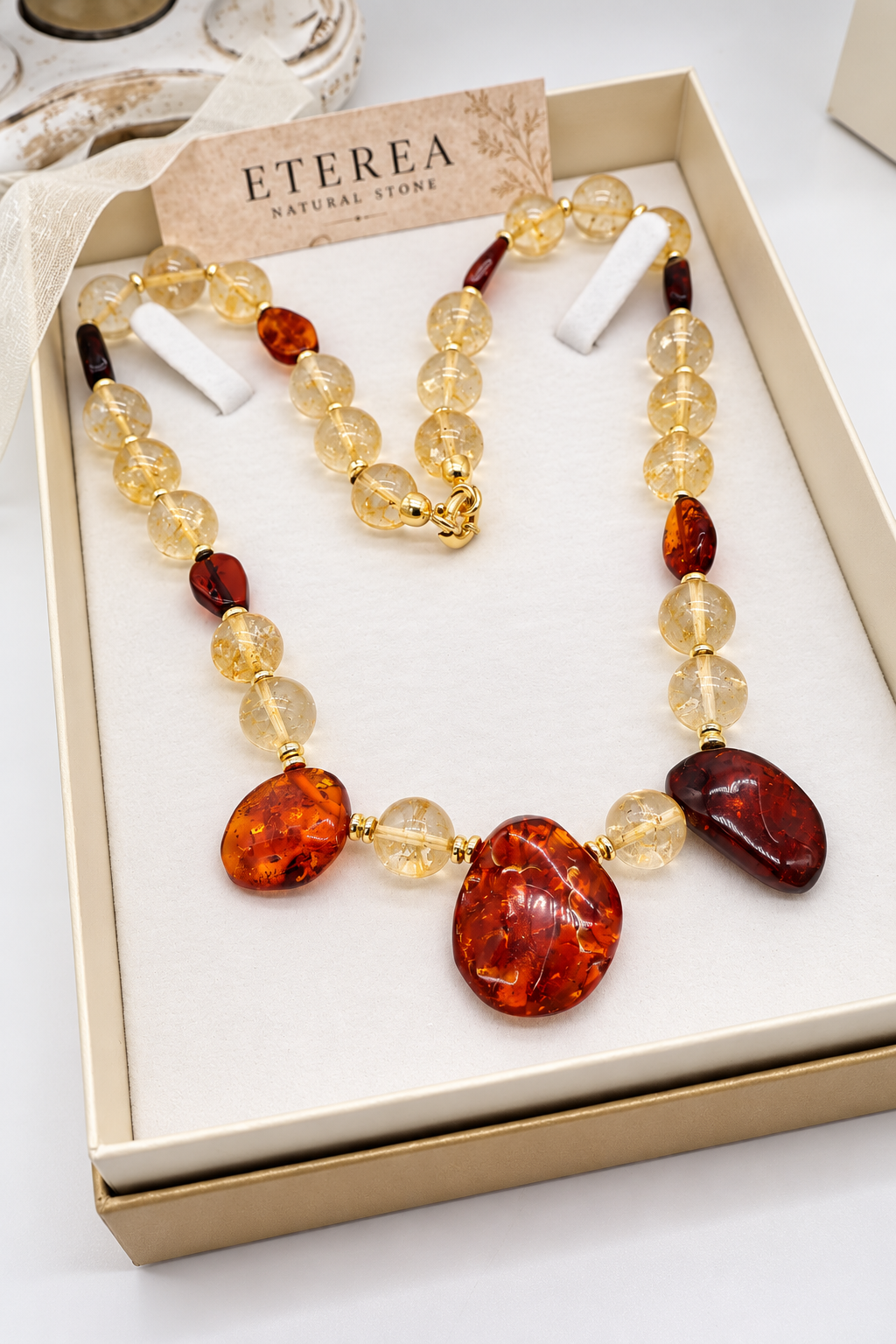 Collana girocollo in quarzo citrino naturale e ambra baltica cognac con tre grandi ambre centrali, chiusura in argento 925 dorato