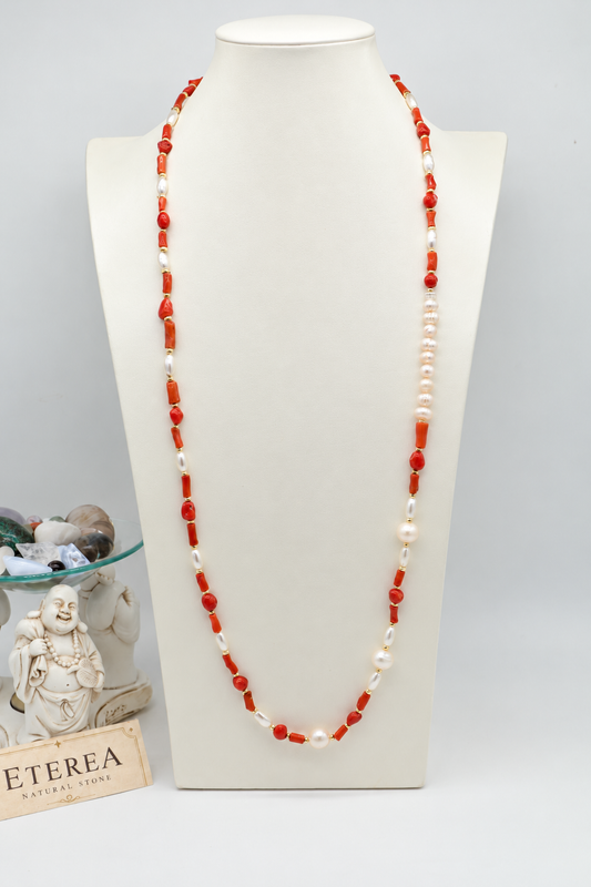 Collana lunga 90 cm in corallo naturale del Mediterraneo e perle di fiume a chicco di riso e semitonde, con distanziatori in ematite dorata – Eterea Natural Stone.