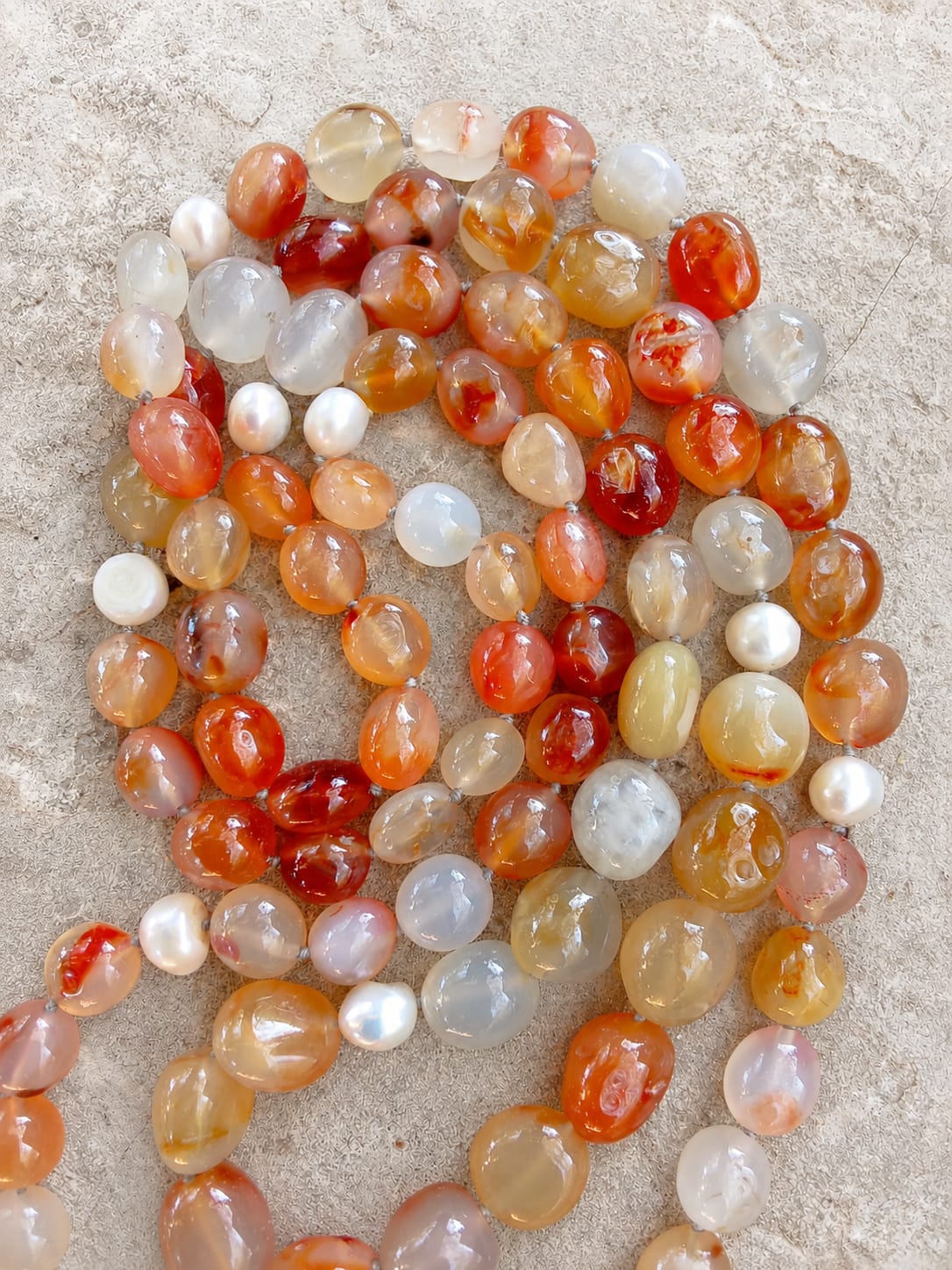 Long collier de 120 cm en cornaline rouge-orangé et perles de rivière naturelles