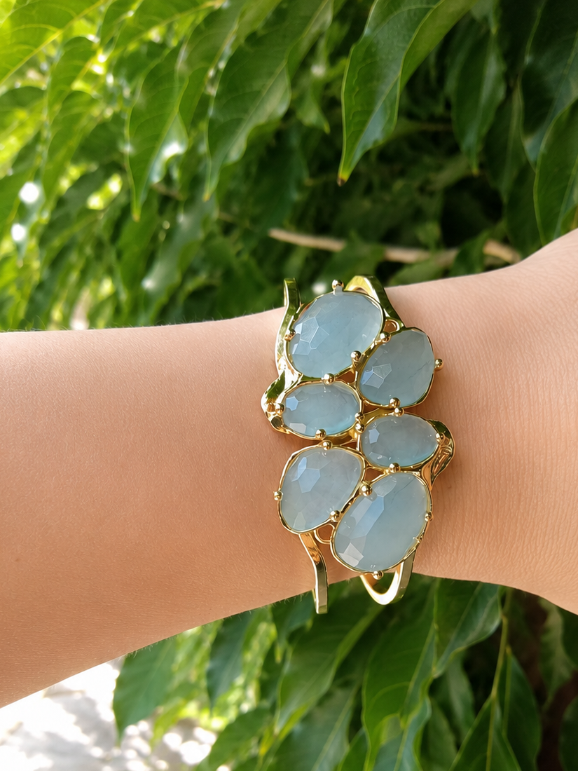 Bracciale Rigido in Giada Celeste Sfaccettata – Chiusura a Scatto | Eterea Natural Stone