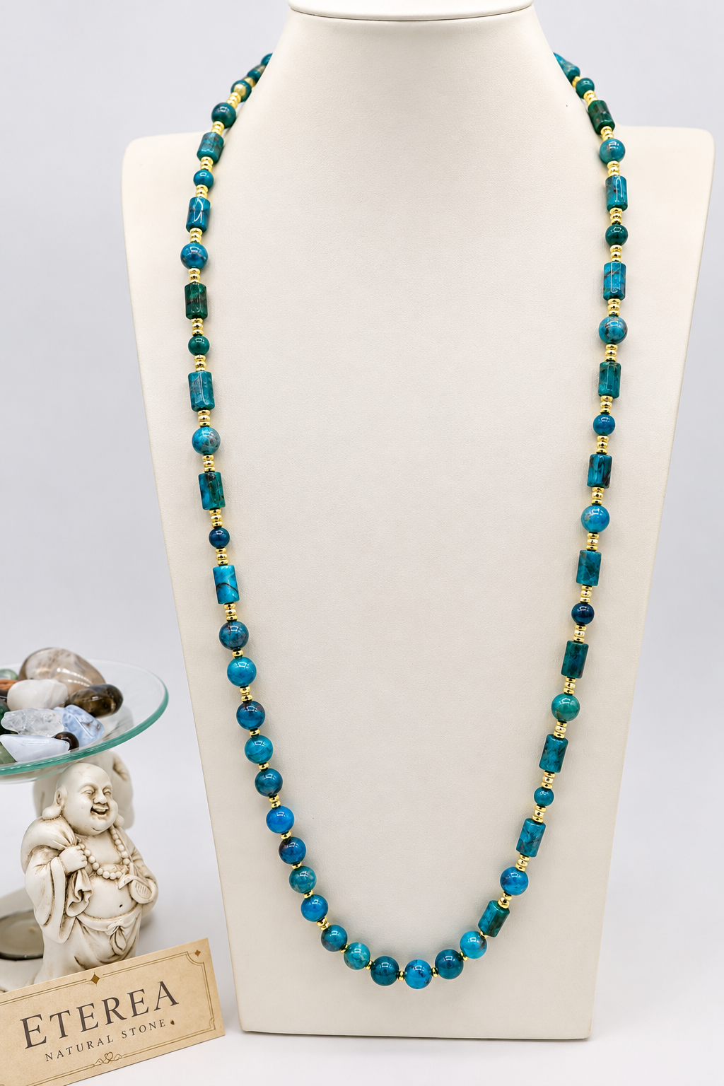 Collana lunga 80 cm in apatite blu naturale con sfere e cilindri, distanziatori in ematite dorata e chiusura in acciaio dorato – Eterea Natural Stone.