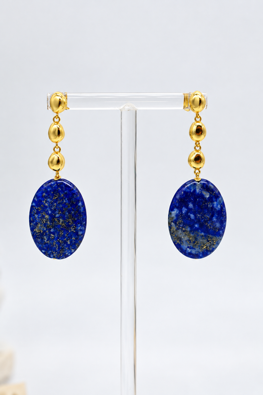 Orecchini pendenti in lapislazzuli naturale ovale e argento 925 dorato, lunghezza 5 cm, con dettagli dorati e chiusura a perno con farfallina – Eterea Natural Stone