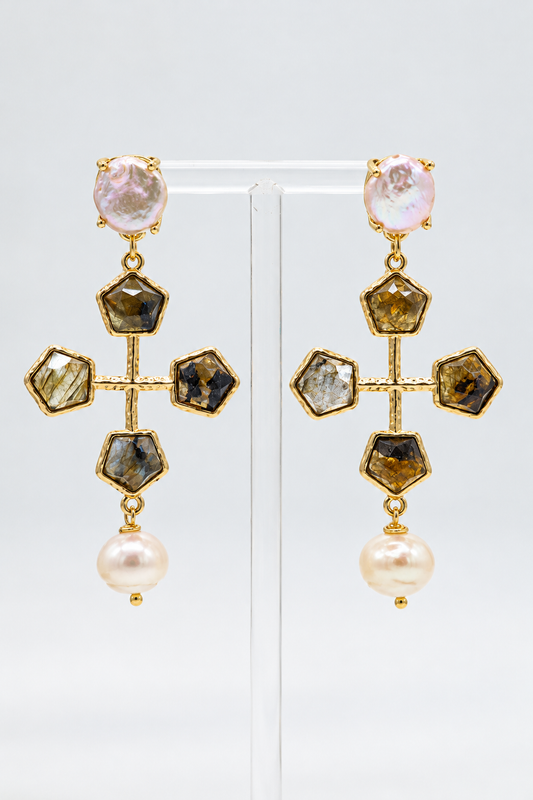 Orecchini pendenti a croce in labradorite naturale sfaccettata, con perle irregolari e perle semi-round, montatura in bronzo dorato nickel free e chiusura a perno con farfallina.