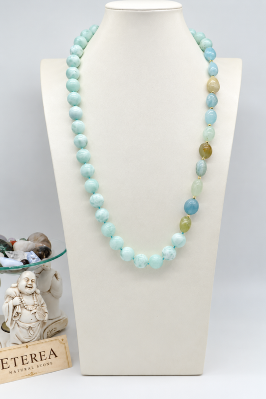 Collana Prestige in larimar e acquamarina con berillo naturale, sfere da 12 mm, pietre ovali irregolari, lavorazione annodata, chiusura in argento e lunghezza 70 cm.