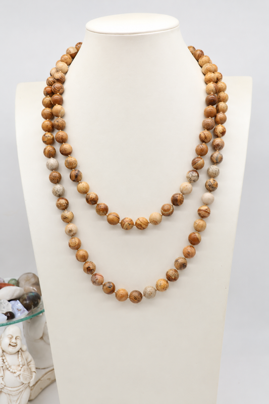 Collana lunga 120 cm in diaspro paesaggio, detto anche pietra paesina, con sfere lisce da 10 mm annodate, nei toni naturali della terra.