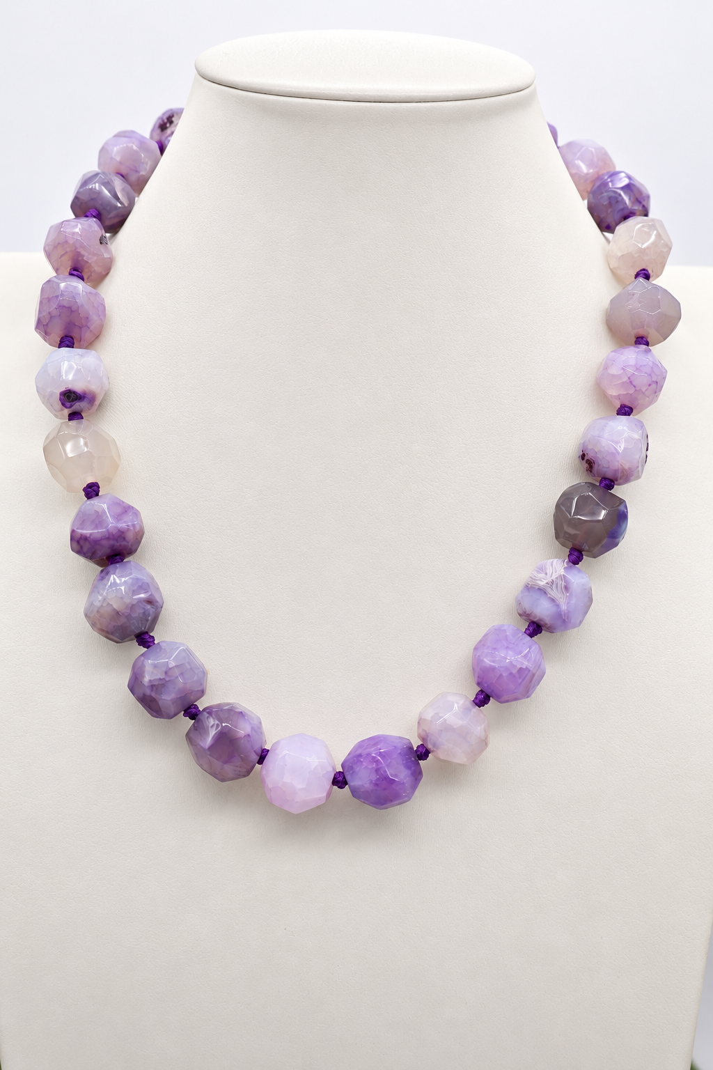 Collana girocollo in agata viola naturale con grandi pietre sfaccettate da 20 mm, annodata con filo viola, lunghezza 55 cm.