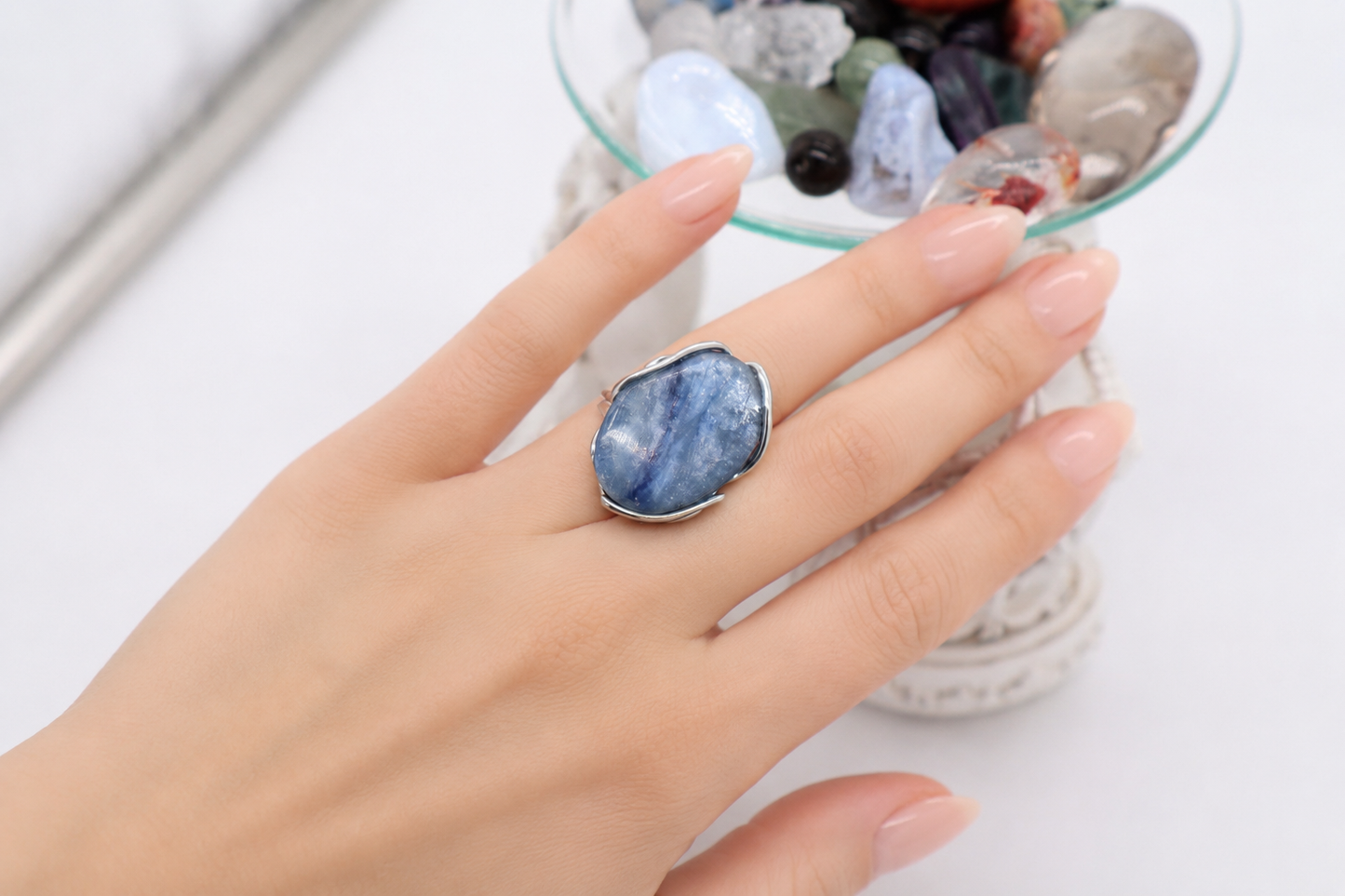 Anello con cianite blu naturale e montatura in argento 925