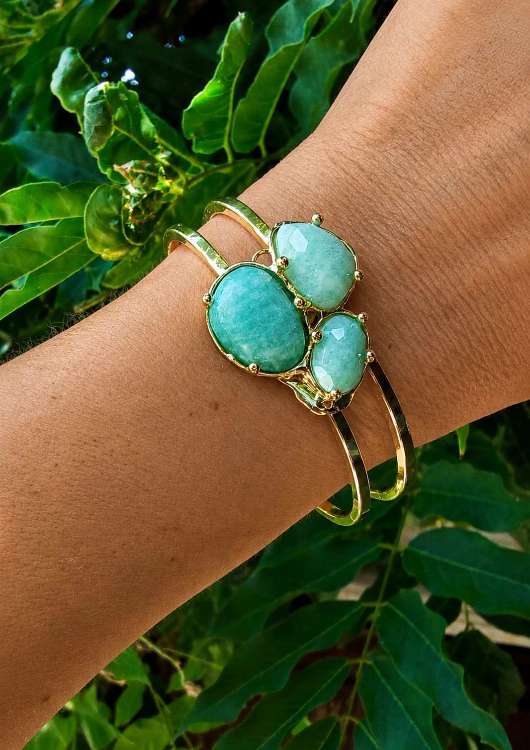 Bracciale Rigido Dorato con Amazzonite Sfaccettata – Hinged Bangle
