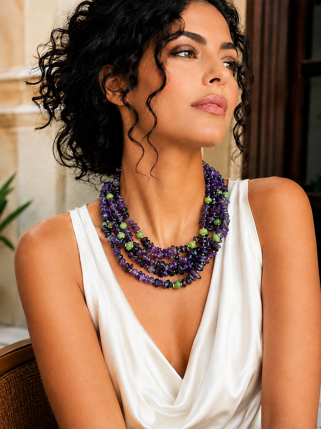 Collana multifilo Ametista e Giada verde indossata