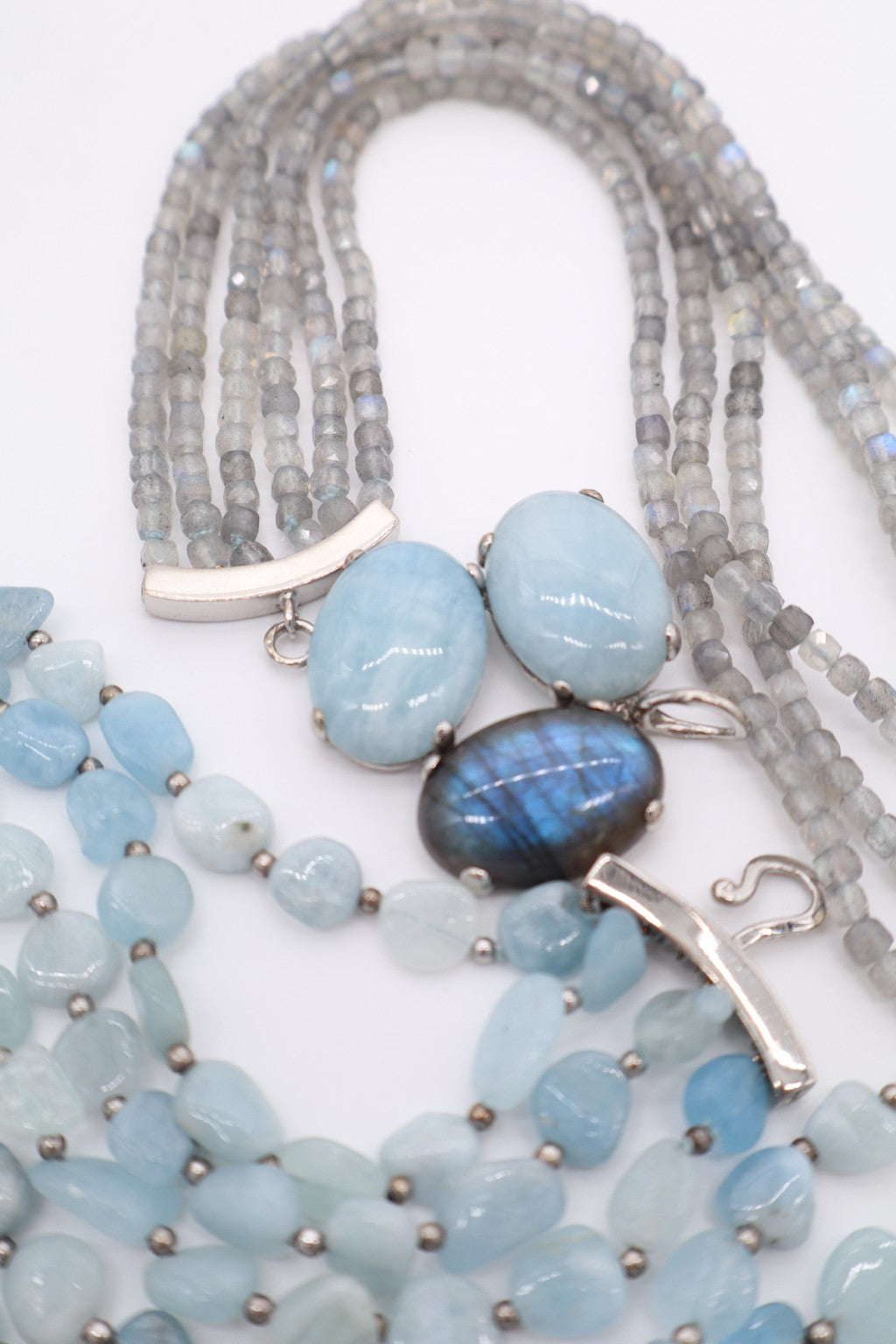 Dettaglio delle pepite di acquamarina e degli elementi in labradorite della collana