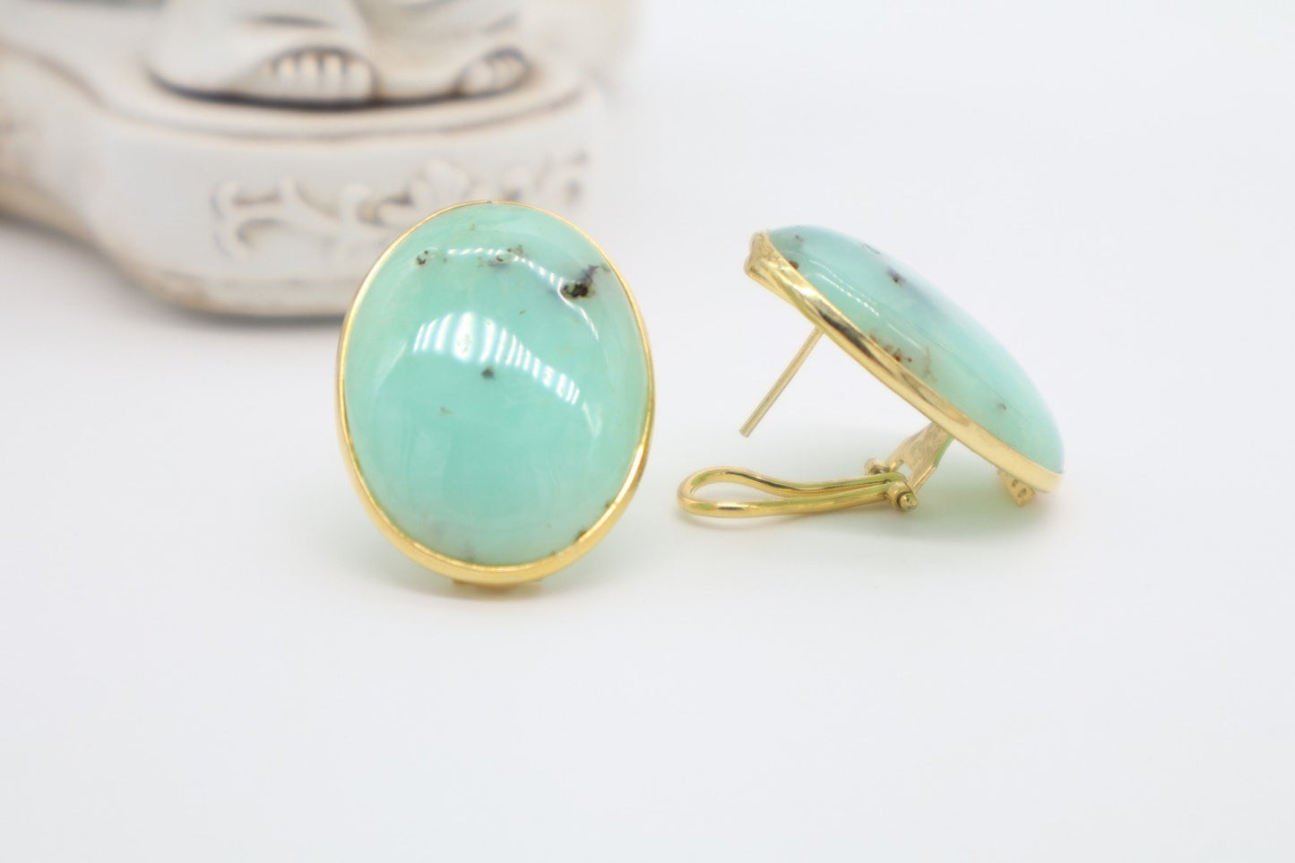 Dettaglio orecchini in argento dorato con cabochon di crisopasio naturale e chiusura omega