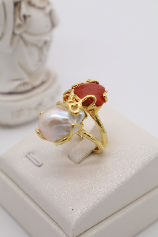 Immagine 3: Anello cocktail con corallo rosso naturale e perla barocca in argento dorato vista laterale