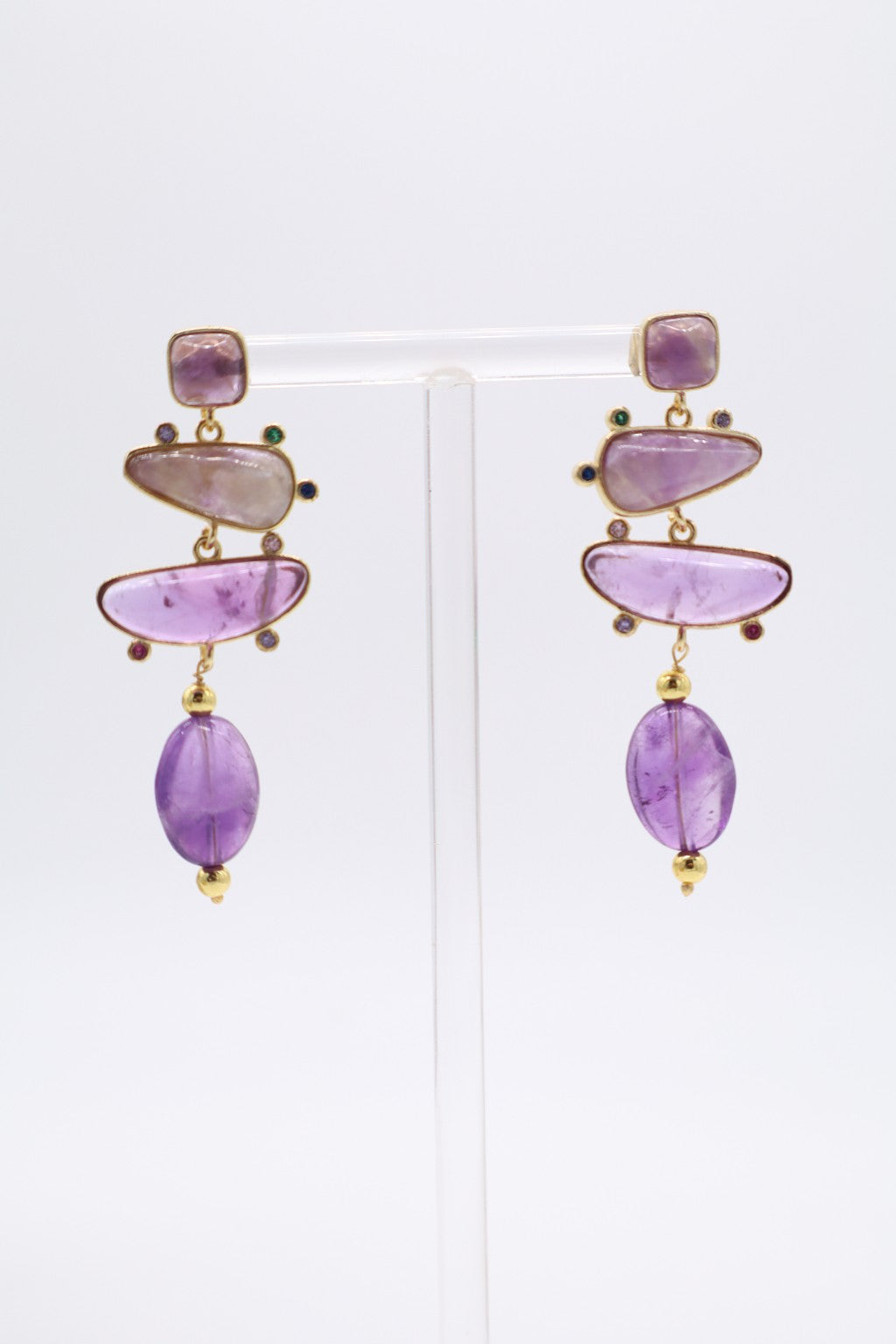 Orecchini pendenti in ametista viola con cristalli multicolor e montatura in bronzo dorato