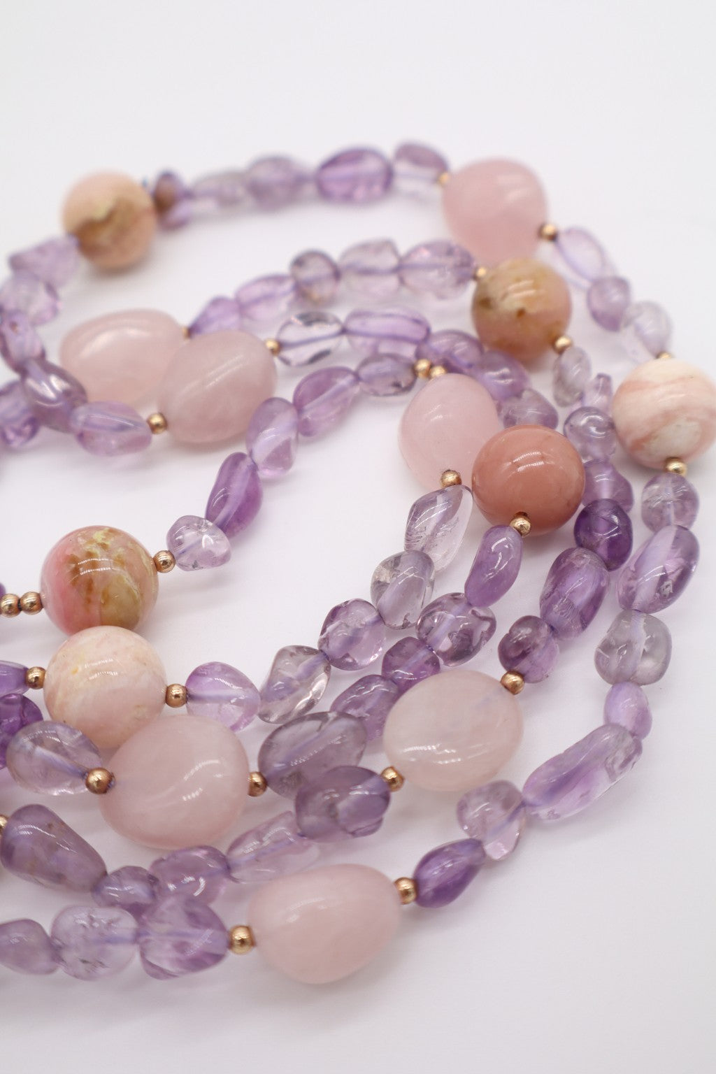 Particolare delle pietre naturali in ametista lavanda, quarzo rosa e opale rosa