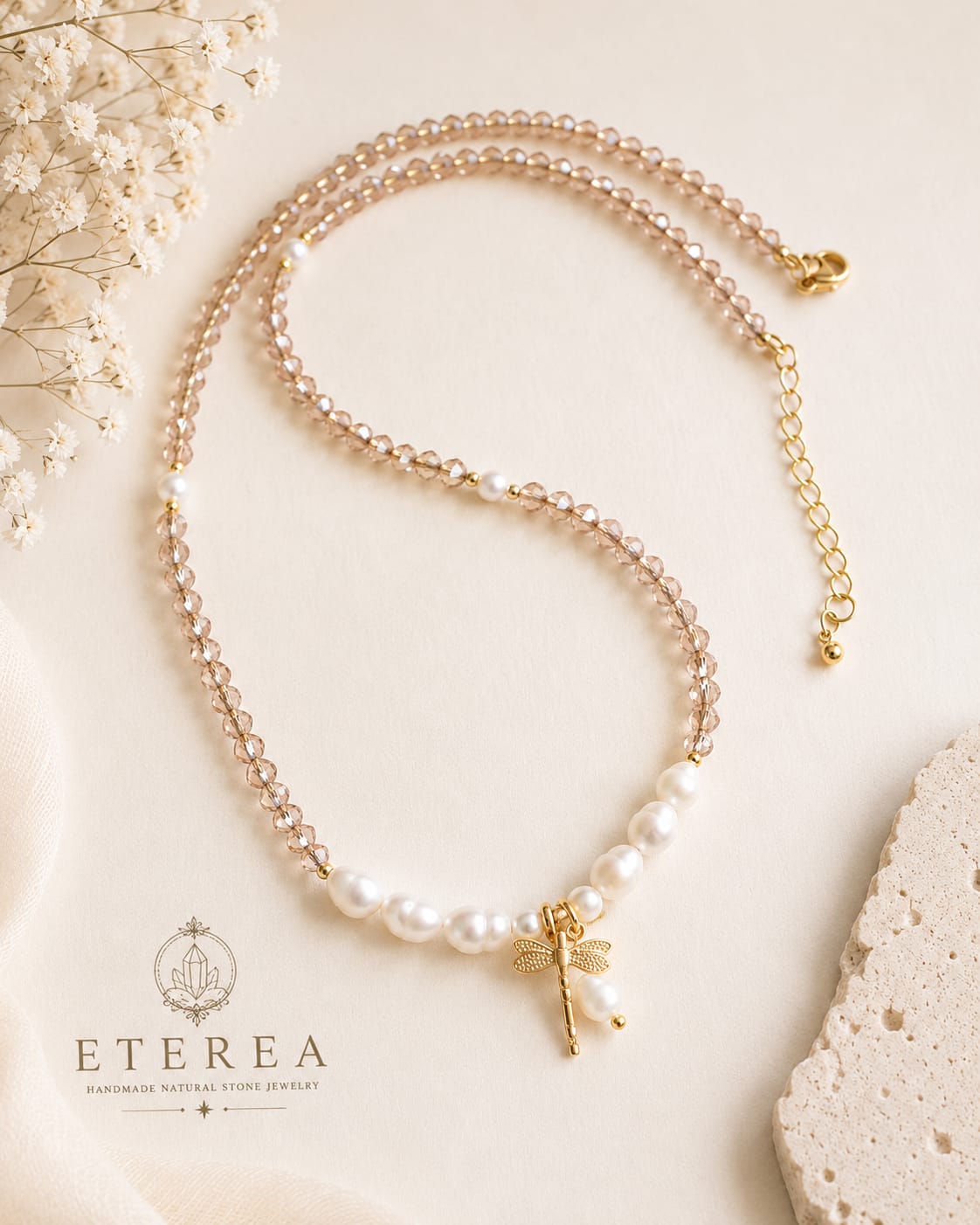 Collana Girocollo Cristalli Cipria Sfaccettati, Perle d'Acqua Dolce e Libellula Dorata – Collana Elegante Donna