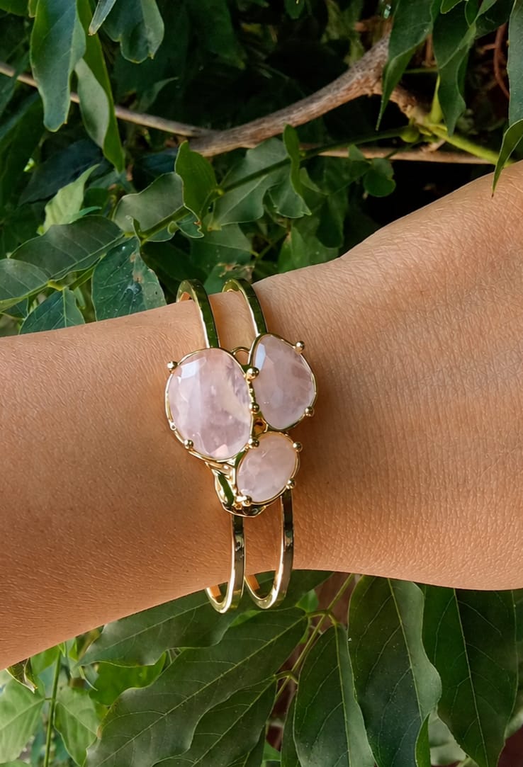 Bracciale Rigido in Metallo Dorato con Quarzo Rosa Sfaccettato