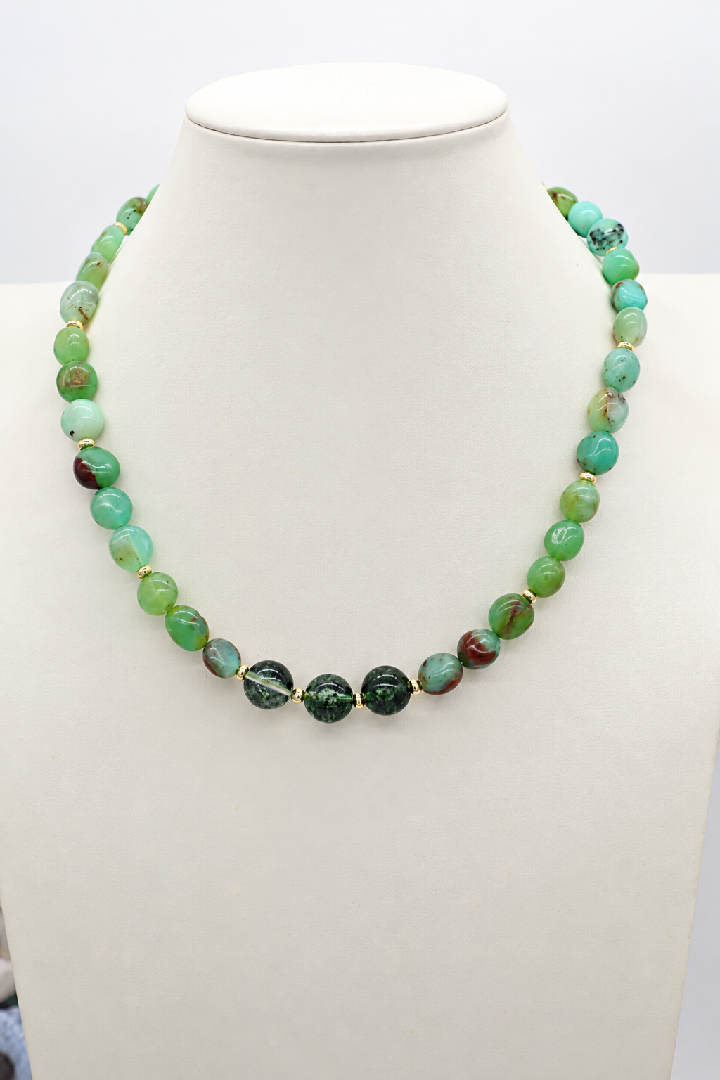 Collana girocollo in crisoprasio naturale e quarzo fantasma verde, pepite irregolari da 10 mm circa, sfere centrali da 10 mm e chiusura in acciaio dorato