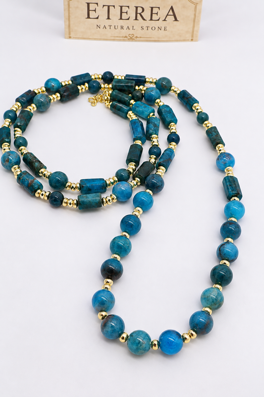 Collana lunga 80 cm in apatite blu naturale con sfere e cilindri, distanziatori in ematite dorata e chiusura in acciaio dorato – Eterea Natural Stone.