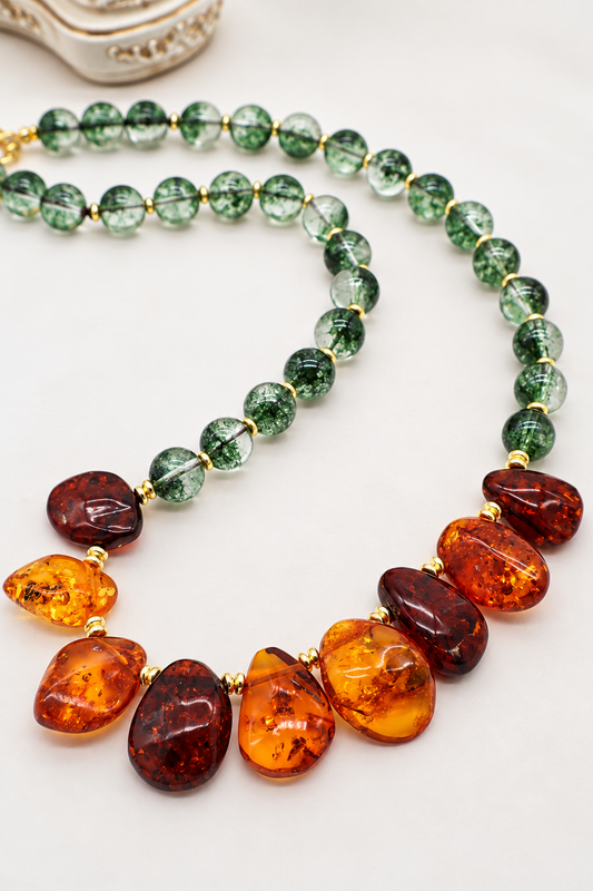 Collana Green Garden in quarzo fantasma verde con inclusioni di clorite e 9 ambre naturali, chiusura in argento 925 dorato