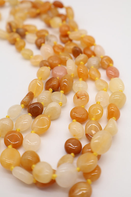 Collana lunga in Calcite naturale – 120 cm, pietre burattate e annodate a mano