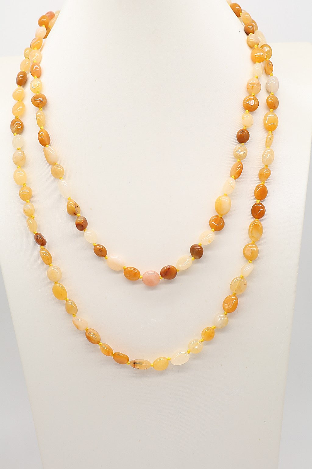 Collana lunga in Calcite naturale – 120 cm, pietre burattate e annodate a mano