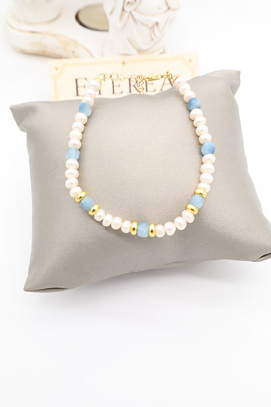 Bracciale in perle di fiume semiround da 3 mm e acquamarina naturale sfaccettata a cubo, con dettagli in argento dorato, Eterea Natural Stone.