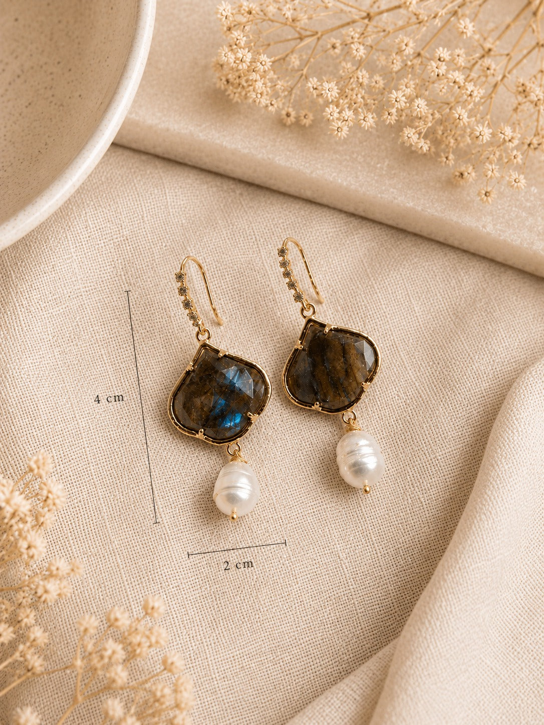Orecchini Labradorite e Perle di Fiume Naturali – Gold Edition