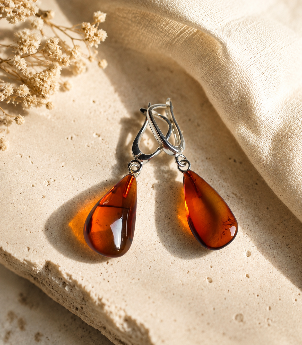 Orecchini pendenti in Argento 925 con Ambra Baltica naturale a goccia