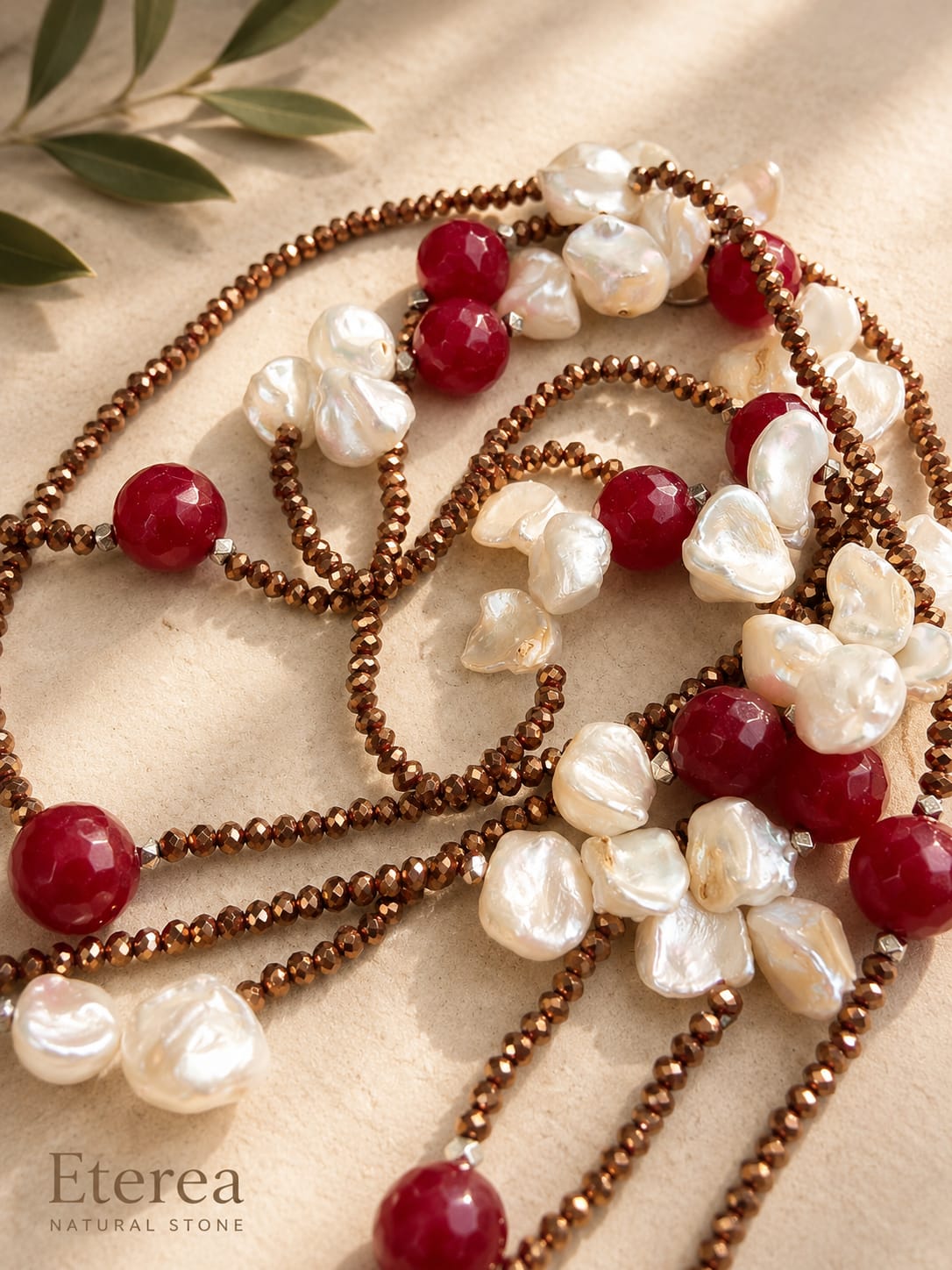 Collana Lunga Perle e Giada Rossa – Cristalli Bronzati Sfaccettati | Eterea Natural Stone