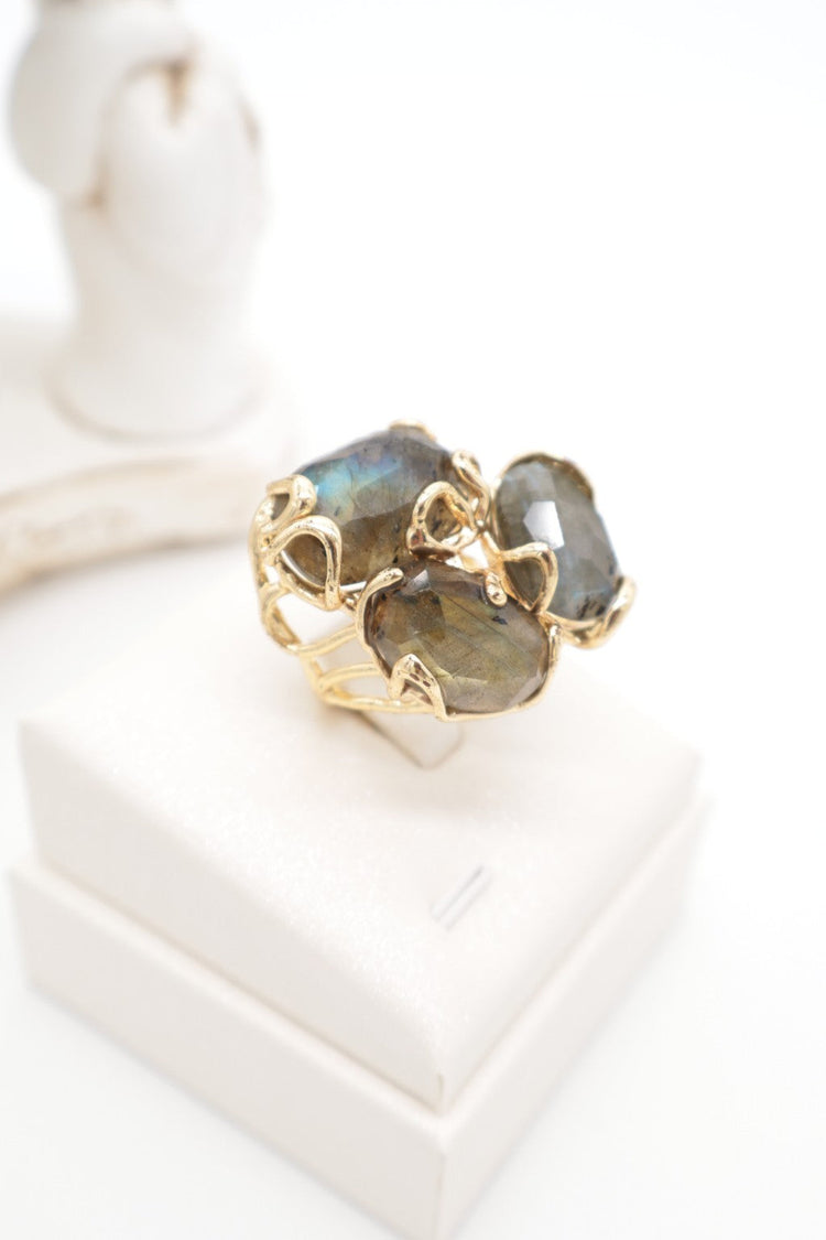 Anello Cocktail in Labradorite – Tre Pietre Sfaccettate