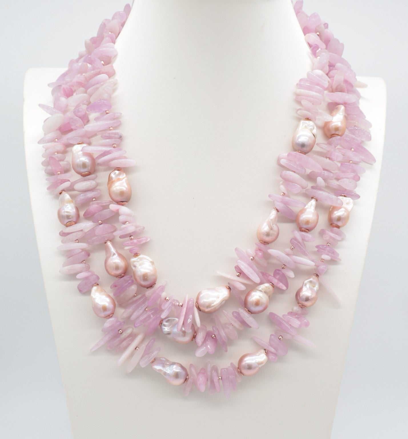 Collana multifilo in kunzite naturale e perle barocche con chiusura in argento rosé - Eterea Natural Stone