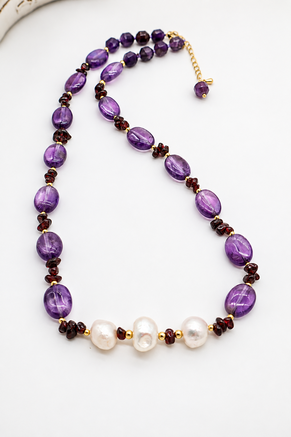 Collana Shahrazad in ametiste ovali lisce 14x10 mm e chips di granato