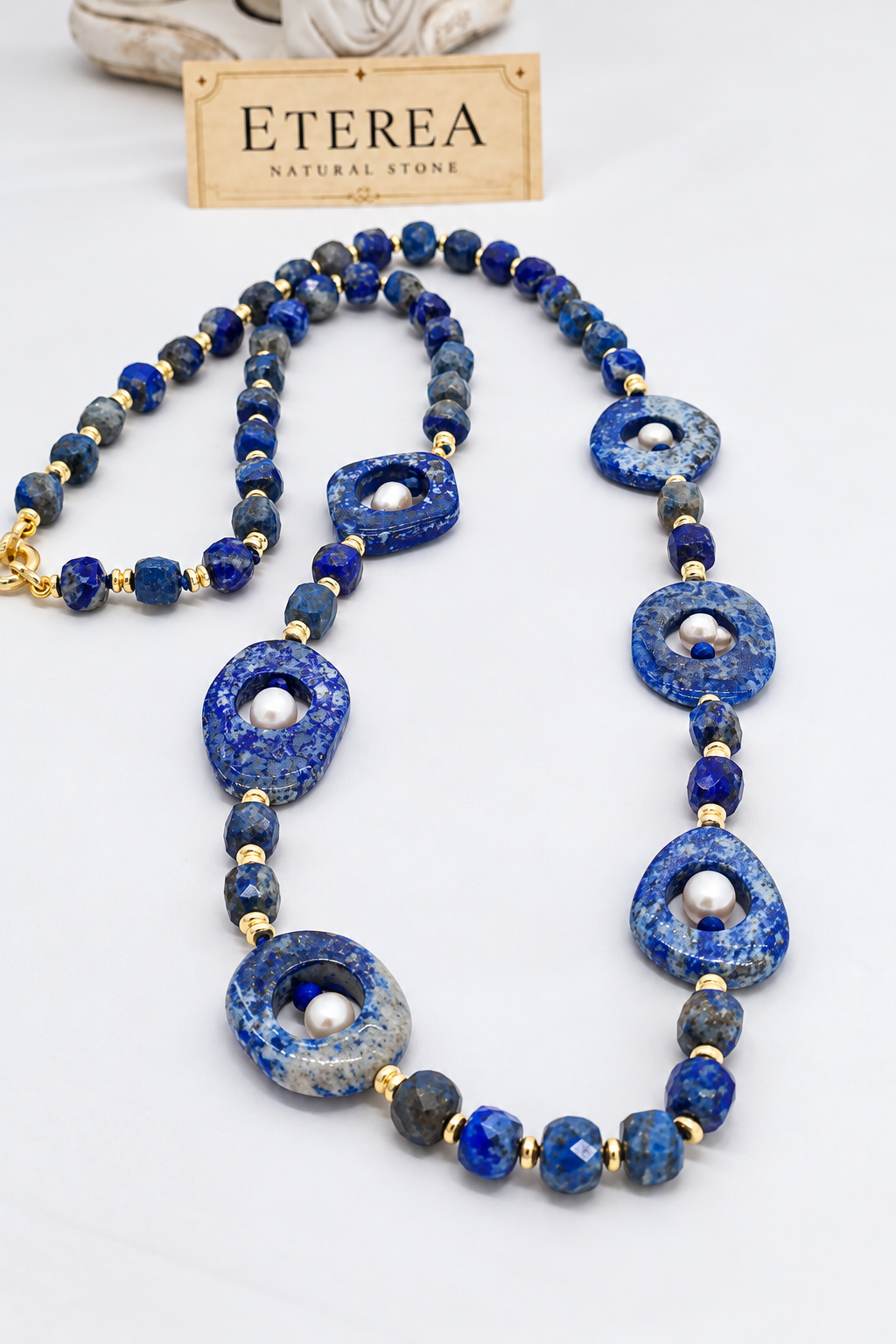 Collana lunga 80 cm in lapislazzuli naturali e perle di fiume, con creole irregolari, distanziatori in ematite dorata e chiusura in argento 925 dorato – Blu d'Oriente, Eterea Natural Stone.