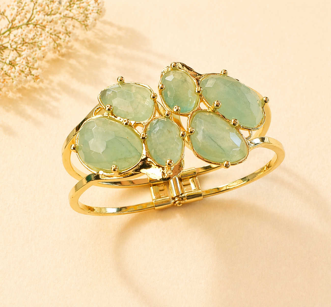 Bracciale rigido dorato con avventurina verde sfaccettata