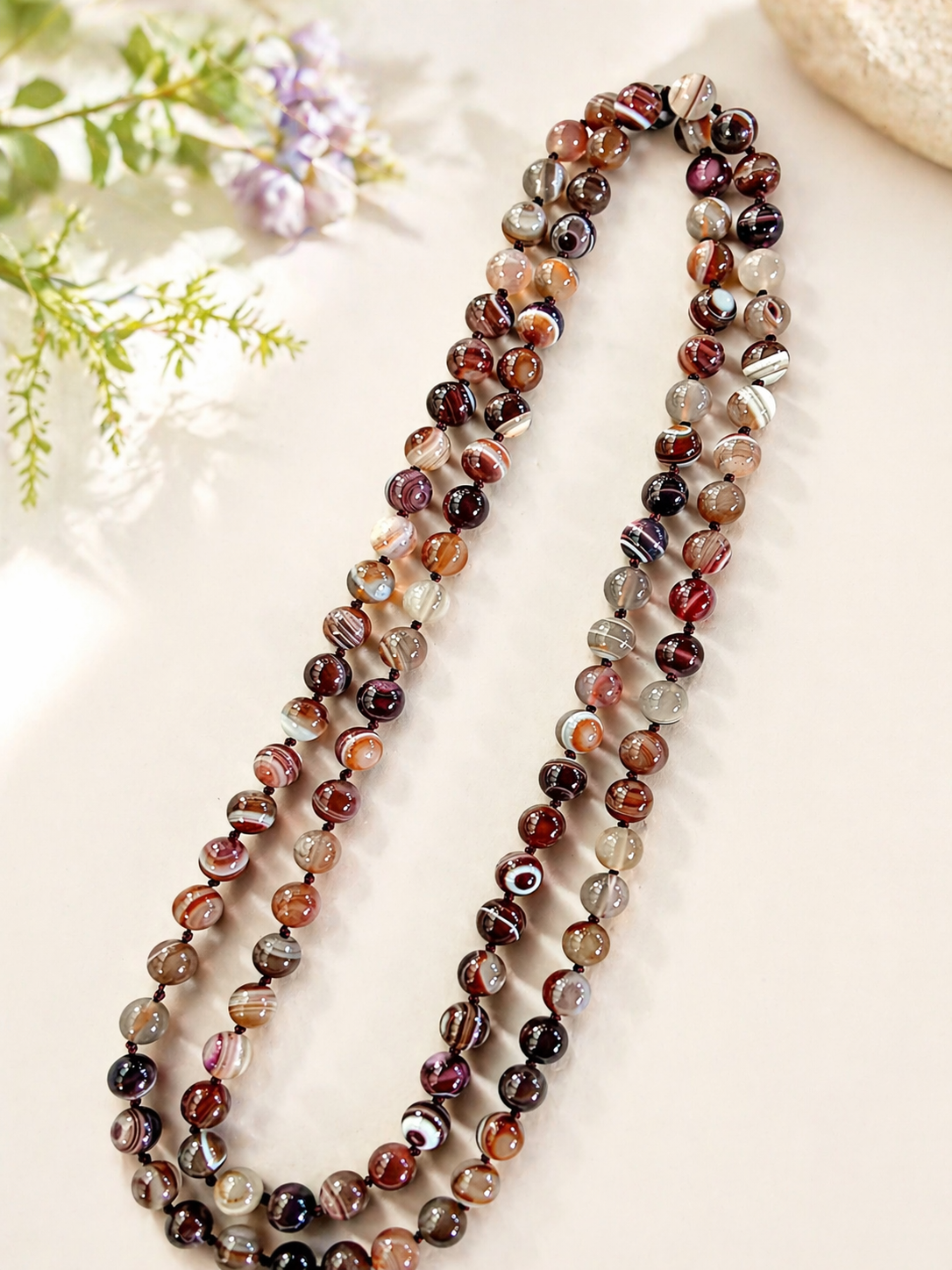 Collana lunga 120 cm in agata fasciata naturale – sfere da 10 mm