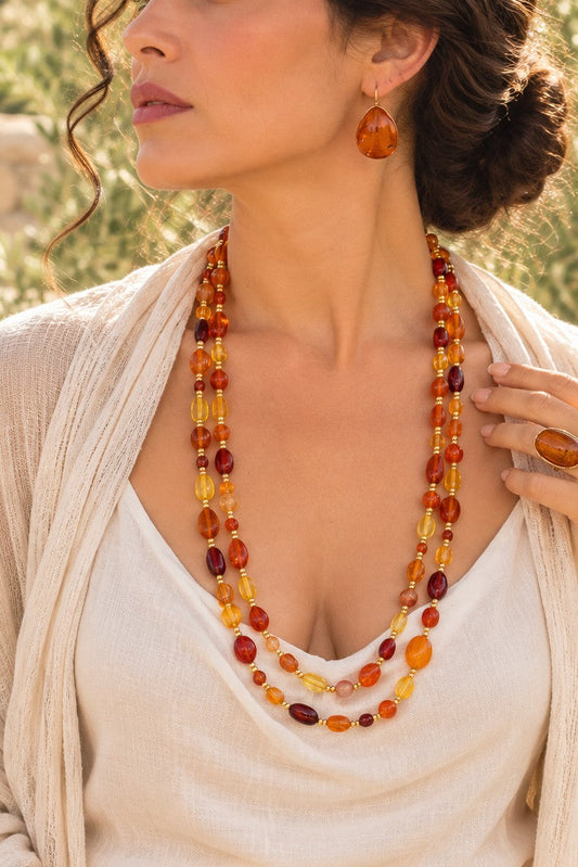 Collana multifilo in Ambra Baltica e Corniola naturale, 80 cm, con distanziatori dorati e chiusura in Argento 925 dorato – Sahara